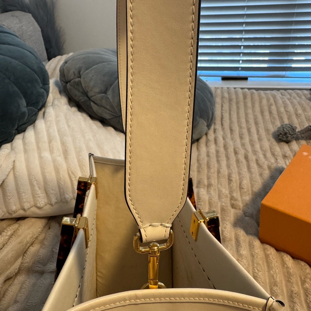 Fendi Medium Sunshine Tote - Picture 7 of 9